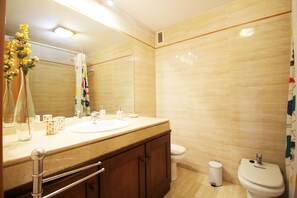 浴槽、ヘアドライヤー、タオル