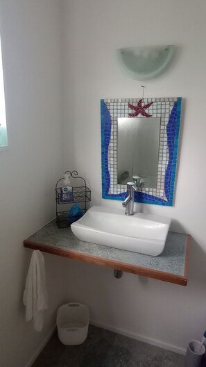 Combined shower/bathtub, towels, soap, shampoo - Beside the lagoon - Waikanae Beach (Waikanae Beach)