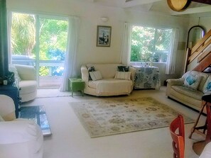 Fernseher, Kamin, Bücher