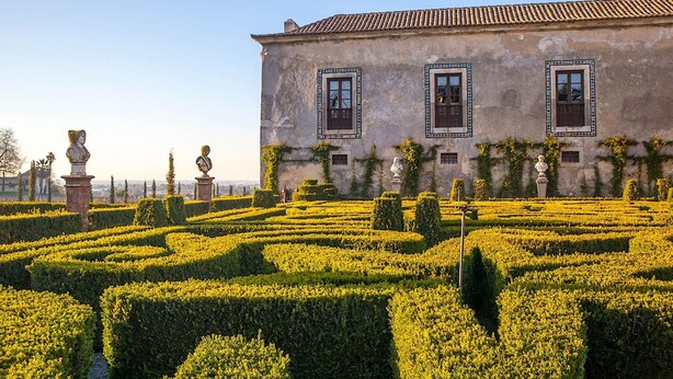 A historic building with a symmetrical garden featuring geometric hedges and classical statues. - Cantua Villa, AC, Wifi, Swimming pool (Azeitão)