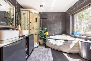 Bathtub, jetted bath, bidet, towels - Cantua Villa, AC, Wifi, Swimming pool (Azeitão)