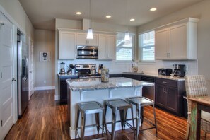 Geladeira, micro-ondas, fogão, cooktop