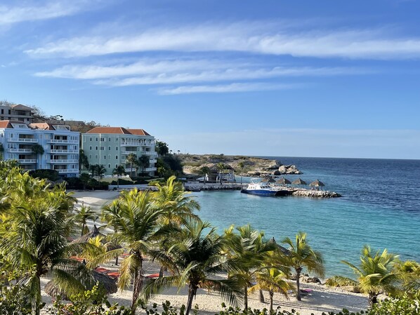 En la playa, camastros y toallas de playa 