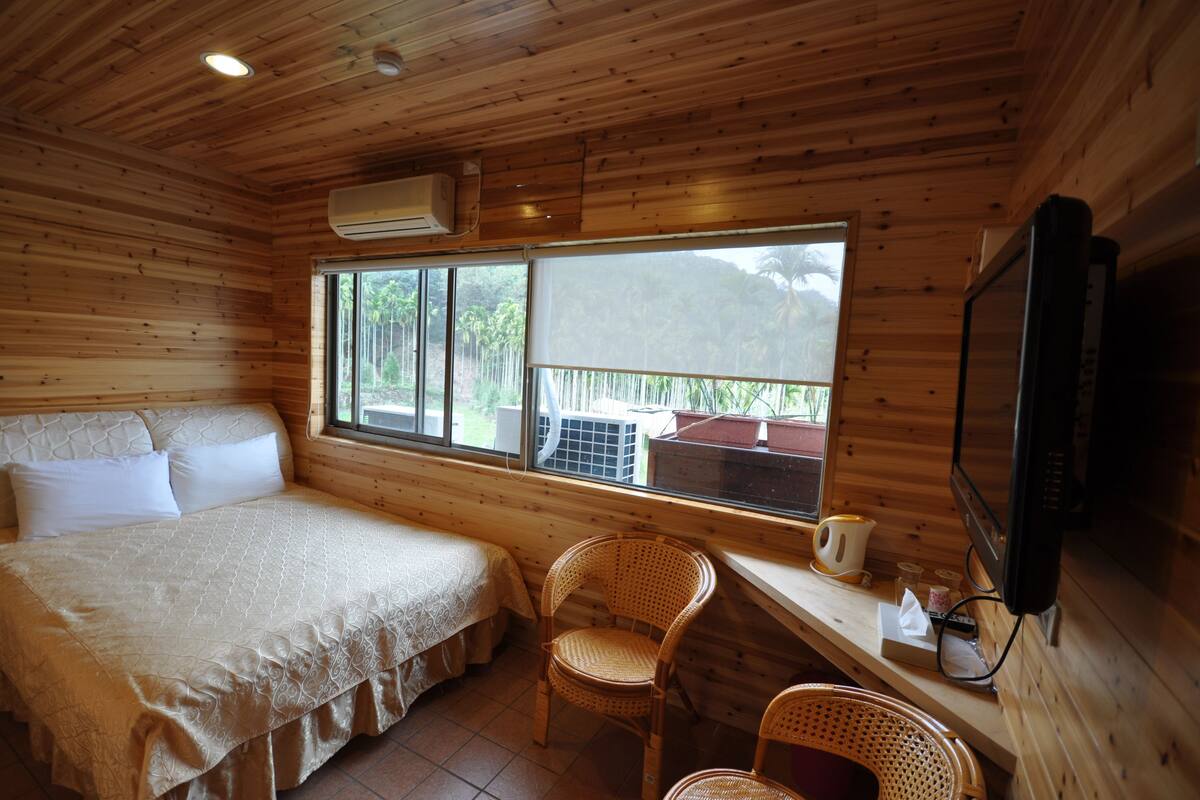 5 bedrooms, blackout drapes, bed sheets