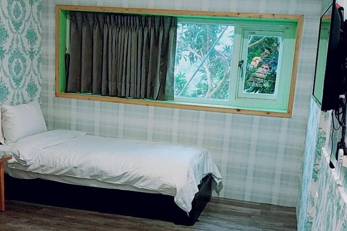 Basic Suite, 1 Double Bed, Non Smoking, Mountain View | 5 bedrooms, blackout drapes, bed sheets