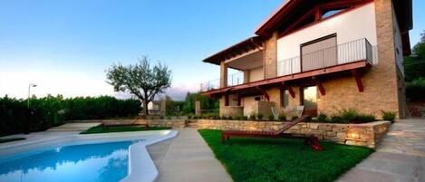 حمّام سباحة خارجي، حمّام سباحة مُدفَّأ