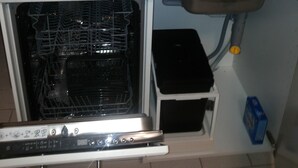 Eine Küche mit doppelter Spüle, Backofen und Geschirrspüler.