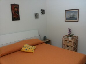 2 quartos, ferros/tábuas de passar roupa, roupa de cama