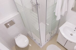 Haartrockner, Handtücher, Seife, Toilettenpapier
