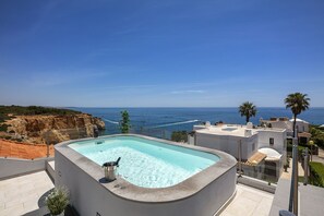 A rooftop pool, a heated pool - CASA BENAGIL on the ocean (Benagil)