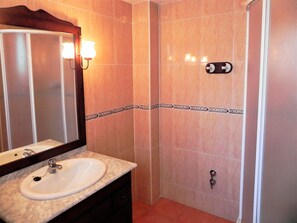 Regadera, secadora de cabello, toallas, papel de baño