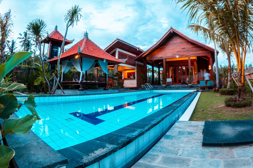 Modern villa in Bali with private swimming pool and luxury beds