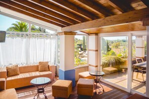 Télévision, cheminée, lecteur de DVD, table de tennis de table