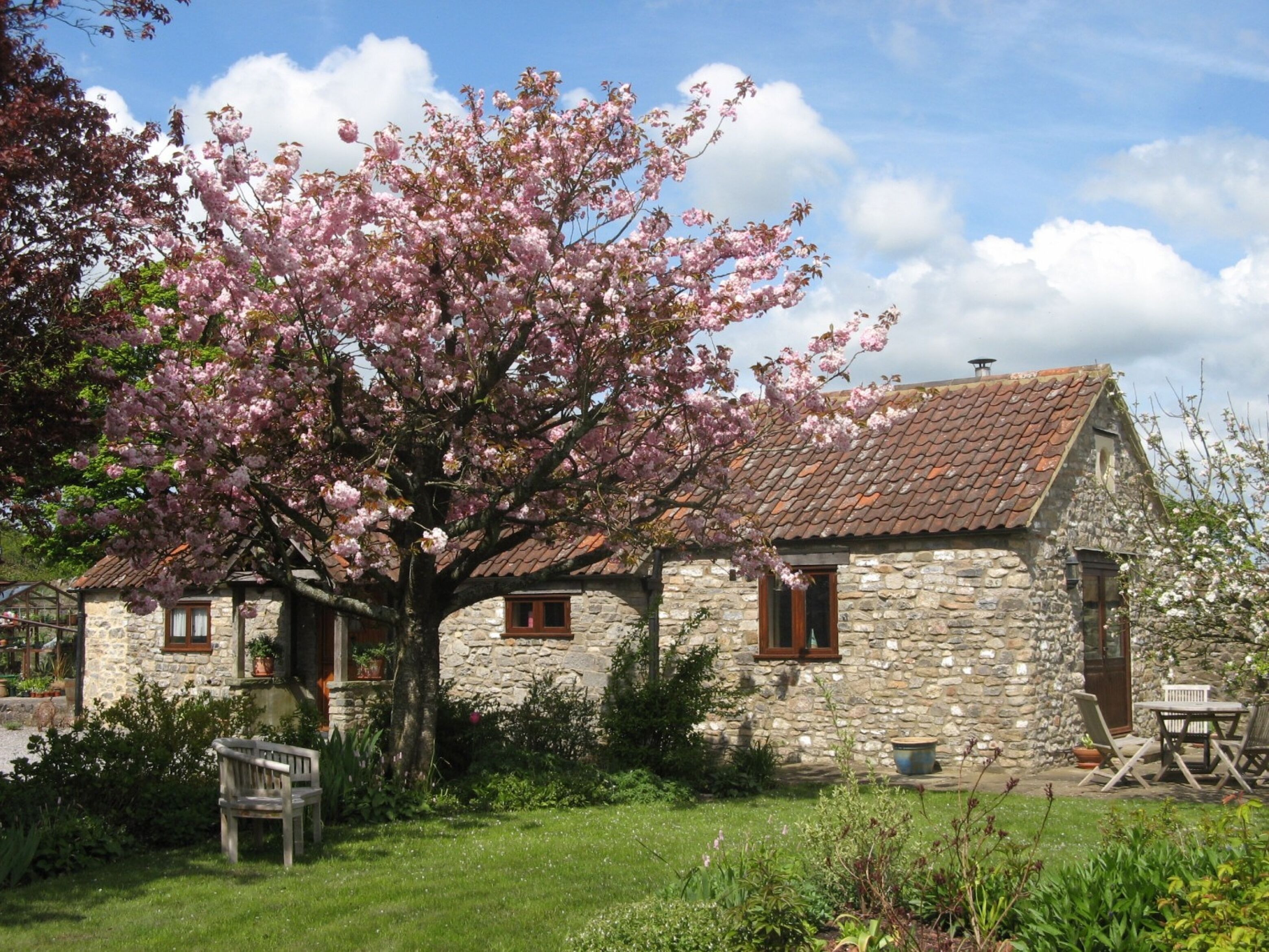 Rural Retreat - Gold Award, 4 Star Barn in a Beautiful Garden - 5 miles to Wells