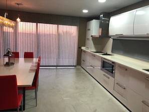 Fridge, microwave, oven, stovetop -    Villa La Duquesa  (Guadalajara)