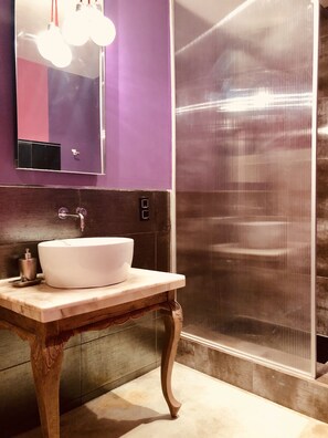 Shower, hair dryer, towels, soap -    Villa La Duquesa  (Guadalajara)