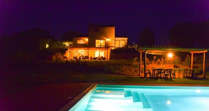 Maison avec piscine privée (ouvert du 5 Mai) , climatisation, grand jardin
