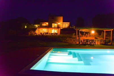 Villa with private pool, air conditioning, electric car recharge.