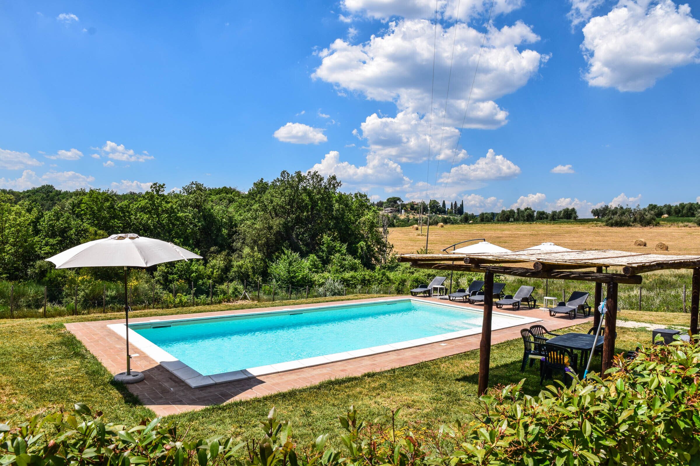 Piscina all'aperto, lettini