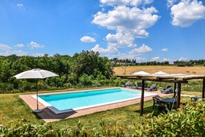 Piscina externa, espreguiçadeiras