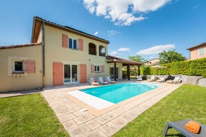 Piscine chauffée, chaises longues