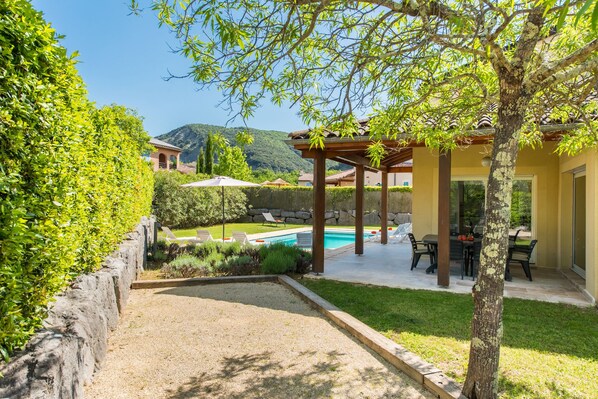 تناول الطعام بالخارج