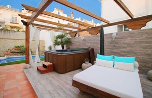 Outdoor spa tub - 1057 Villa Maite (Nerja)