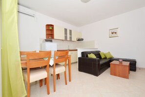 TV - LUKAS 1, charming 2-bedroom apartment (Okrug Gornji)
