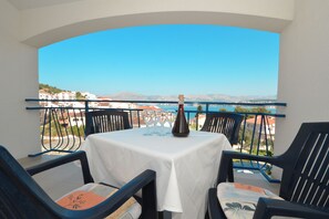 Outdoor dining - BLUEHOUSE 2, cozy apartment for 4 persons, 250m from a pebble beach (Okrug Gornji)
