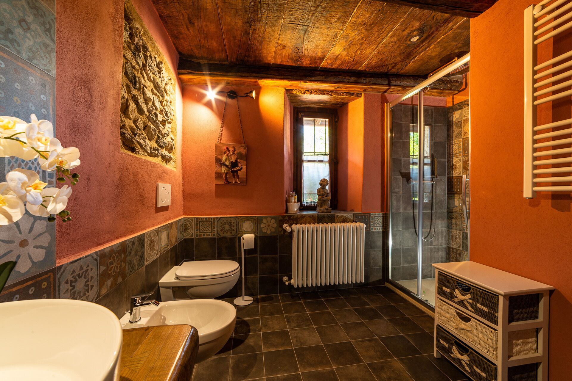 Douche, sèche-cheveux, bidet, serviettes fournies