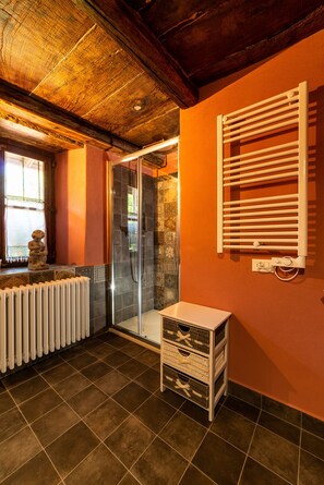 Douche, sèche-cheveux, bidet, serviettes fournies