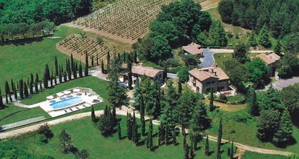 Casa Acacia, an ancient tower nestled in the green hills of San Giminiano