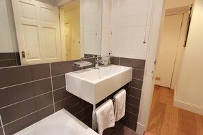 Ensemble baignoire-douche, séchoir à cheveux, serviettes fournies, savon