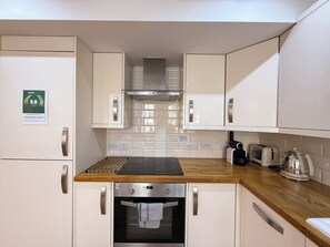 Fridge, microwave, oven, stovetop - 3 Royal Mile flat near Edinburgh Castle (Edinburgh)