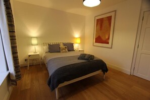 2 Schlafzimmer, Schreibtisch, Bügeleisen/Bügelbrett, Reisekinderbett