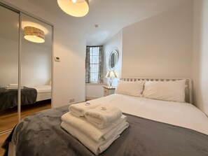 2 Schlafzimmer, Schreibtisch, Bügeleisen/Bügelbrett, Reisekinderbett