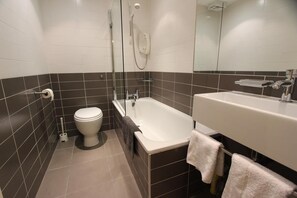 Duschwanne, Haartrockner, Handtücher, Seife