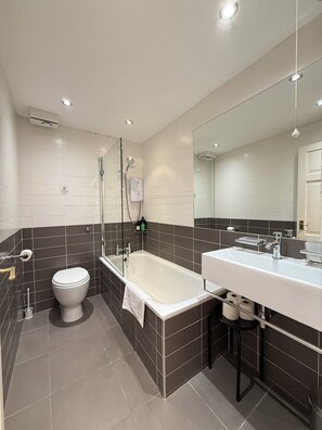 Ensemble douche/baignoire, sèche-cheveux, serviettes fournies, savon
