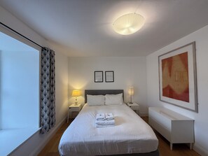 2 chambres, bureau, fer et planche Ă repasser, lit parapluie