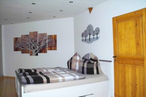 1 bedroom, bed sheets