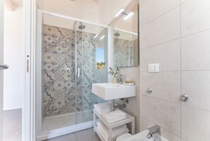 Shower, hair dryer, bidet, towels