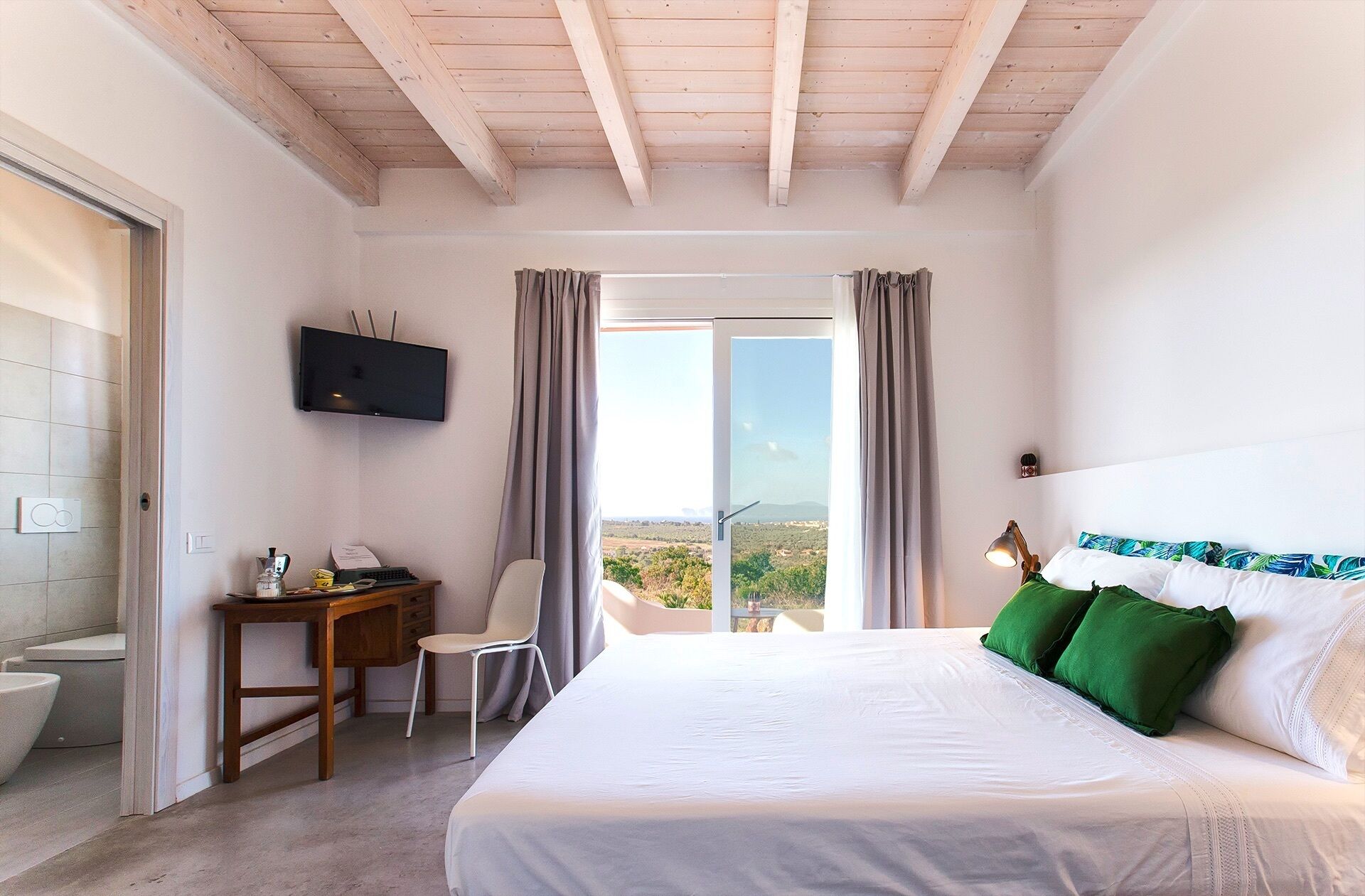 4 makuuhuonetta, silitysrauta/-lauta, vauvan matkasänky, Wi-Fi