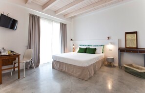 4 bedrooms, iron/ironing board, travel cot, WiFi