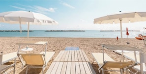 Chaises longues, serviettes de plage