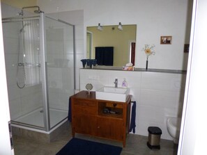Shower, hair dryer, towels, soap - Apartment in the historic center of Bacharach, WITHOUT train noise!  ground floor (Bacharach)