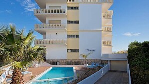 A multi-story hotel with a swimming pool, balconies, and a sign reading "Riomar". - Ocean view - 150 m beach - refurbished 4 to 6 places in Praia da Rocha 95 M2 (Portimão)