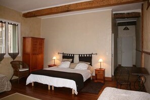 5 bedrooms, iron/ironing board, travel crib, internet
