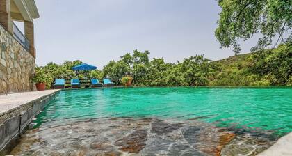 Ylellinen yksinäinen nykyaikainen huvila uima-altaalla rauhallisella paikalla.