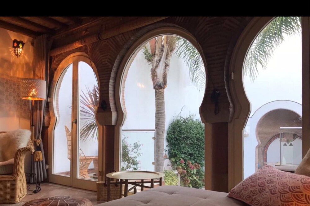HOUSE BY THE SEA, dream beach 50m, 2 BR, wifi, 4 pers.