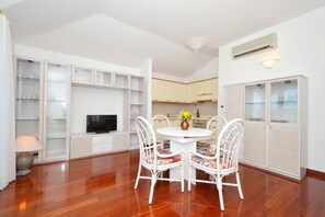 Dining - VIKI 2 apartment with pool, sea view, 2 bedrooms for 4 + 2 persons (Okrug Gornji)